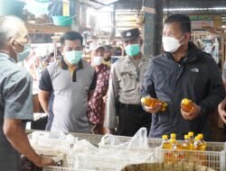 Polresta Sidoarjo Suntik Vaksin Booster Masyarakat di Pasar Tradisional
