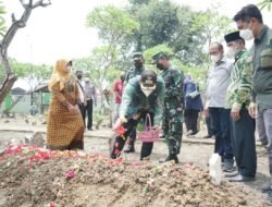 Sambangi Kediaman Alm Sertu Eka Andrianto, Gubernur khofifah: Mereka Gugur Dalam Jalankan Tugas Kenegaraan