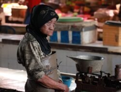 Khodijah, Nenek Umur 100 Tahun Lebih Istiqomah Jualan Ikan Bandeng