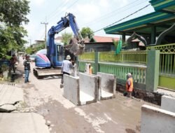 Gus Muhdlor Kebut Proyek Betonisasi di Sejumlah Ruas Jalan Kabupaten, Termasuk Ruas Jalan Panjunan – Suko Desa Masangan Kulon Sukodono