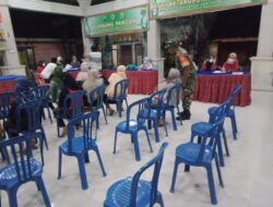 Babinsa Koramil 0815/07 Jetis Bersama Tiga Pilar Gandeng Nakes Gelar Vaksinasi Malam Hari