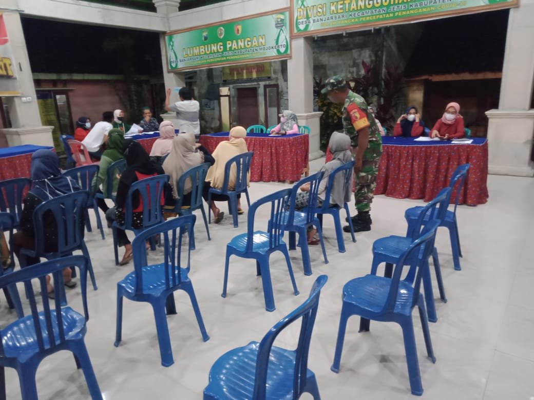 Babinsa Koramil 0815/07 Jetis Bersama Tiga Pilar Gandeng Nakes Gelar Vaksinasi Malam Hari