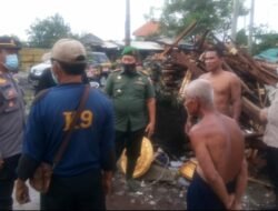 Babinsa 0816/05 Dampingi Danramil Serta Kapolsek mengunjungi Warga Terdampak Angin Puting Beliung Dibeberapa Desa Di Wilayah Kecamatan Tulangan