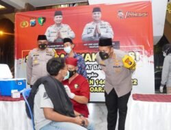 Vaksinasi Keliling Polresta Sidoarjo di Masjid Baiturrahman, Ratusan Orang Di Vaksin Booster