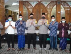 Vaksinasi Keliling Polresta Sidoarjo di Masjid Baiturrahman, Ratusan Orang Di Vaksin Booster