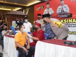 Vaksinasi Keliling Polresta Sidoarjo di Masjid Baiturrahman, Ratusan Orang Di Vaksin Booster