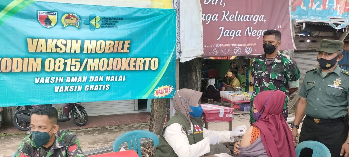 Kodim 0815/Mojokerto Gelar Vaksinasi Mobile di Pasar Gempolkrep