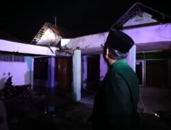 Blusukan Malam-Malam di Tulangan, Bupati Gus Muhdlor Pastikan Bantu Perbaiki Rumah Korban Terdampak Angin Kencang