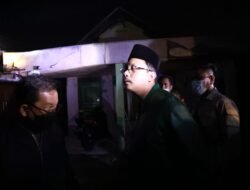 Blusukan Malam-Malam di Tulangan, Bupati Gus Muhdlor Pastikan Bantu Perbaiki Rumah Korban Terdampak Angin Kencang