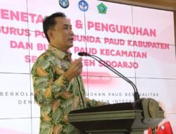 Istri Plh. Sekda Sidoarjo Arie Andjar Lantik Pengurus Pokja PAUD Kabupaten dan Kukuhkan Bunda PAUD Kecamatan