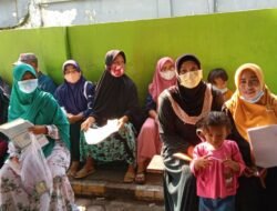 Koramil 0816/05 Kecamatan Tulangan Kabupaten Sidoarjo Memberikan Bantuan Tunai Sebanyak 1366 Kepada Pedagang Kaki Lima Dan Warung Di Setiap Desa Kecamatan Tulangan Secara Bergantian
