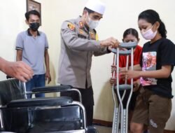 Senyum Devira, Menerima Kursi Roda Dari Kapolresta Mojokerto