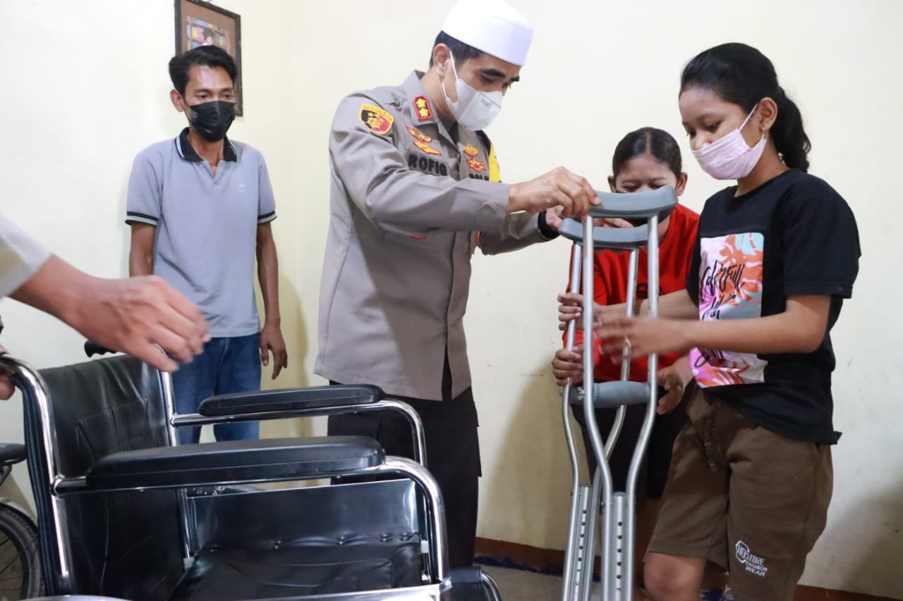 Senyum Devira, Menerima Kursi Roda Dari Kapolresta Mojokerto