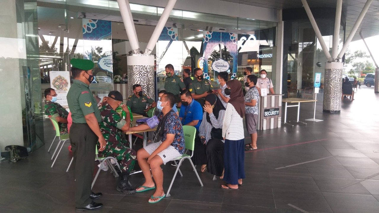 Babinsa Koramil 0815/19 Magersari Monitoring Vaksinasi Mobile