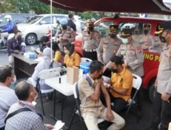 Gelar Layanan Vaksinasi Booster di Batas Kota, Sambil Aksi Simpatik ke Pengendara