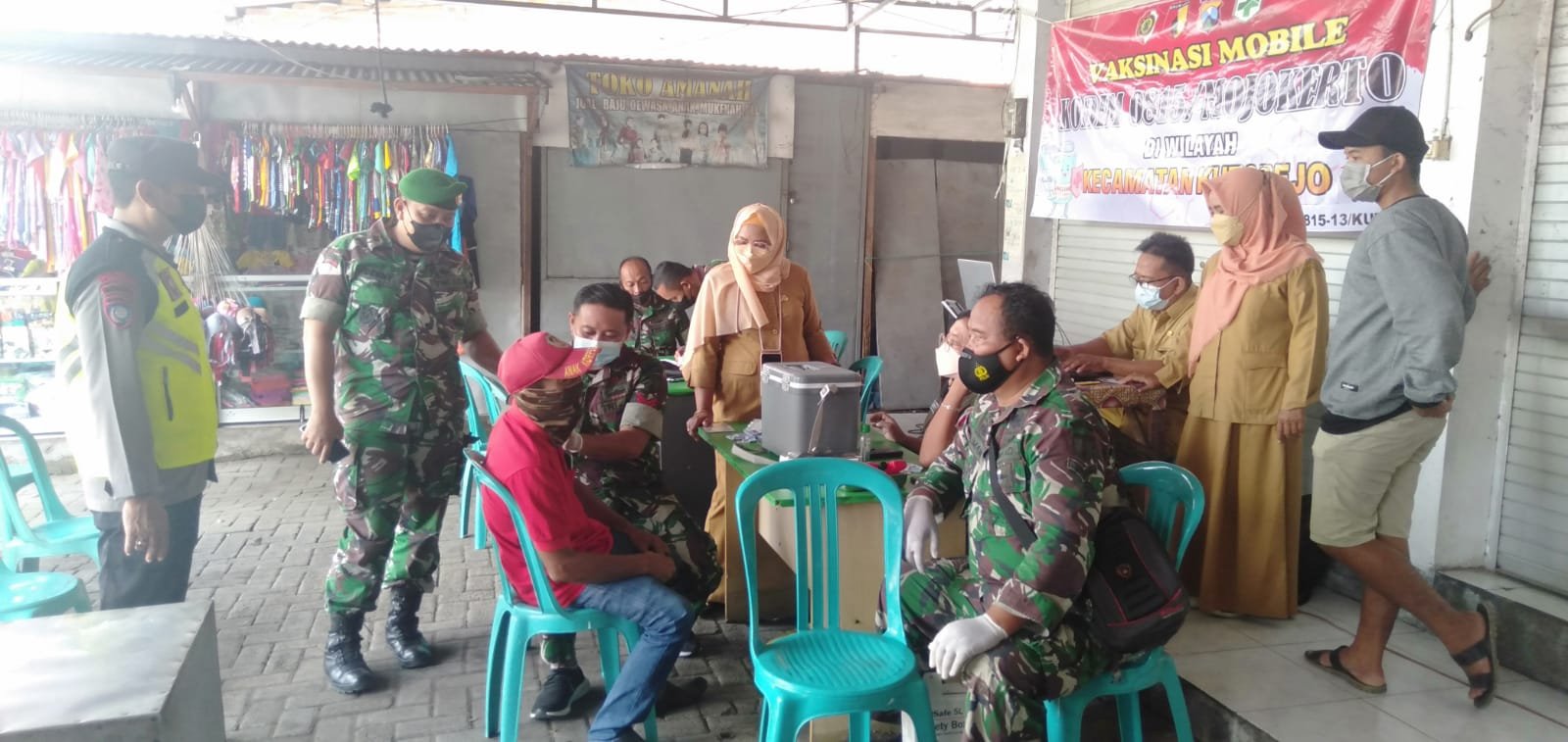 Pasar Kutorejo Kedatangan Tim Vaksin Mobile Kodim Mojokerto