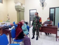 TNI-Polri di Dlanggu Kawal Layanan Vaksinasi Booster