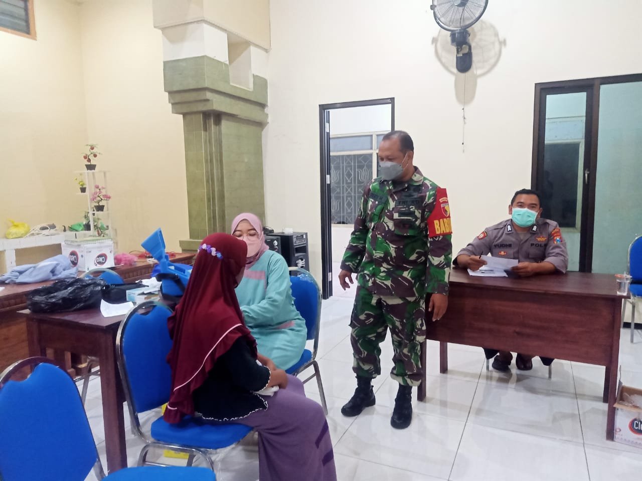 TNI-Polri di Dlanggu Kawal Layanan Vaksinasi Booster