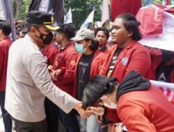 Humanis Personel Polresta Sidoarjo Amankan Demo Mahasiswa