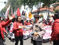 Humanis Personel Polresta Sidoarjo Amankan Demo Mahasiswa