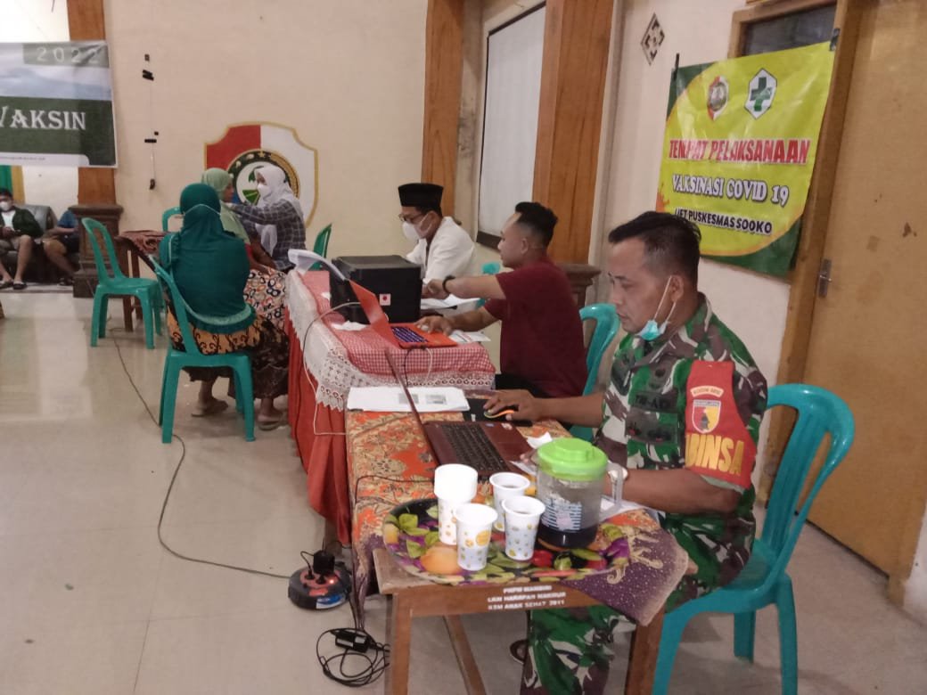 Koramil Sooko Kawal Layanan Vaksinasi Malam Hari