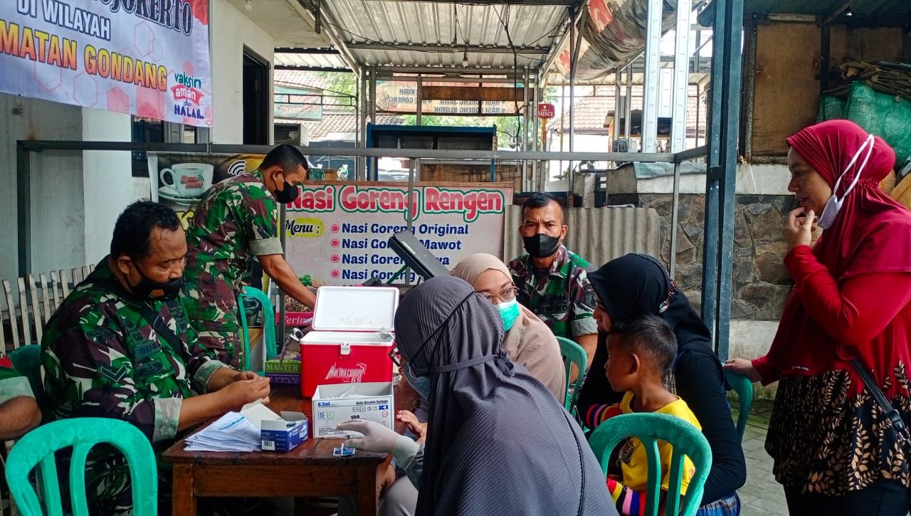 Tingkatkan Cakupan, Kodim Mojokerto Gelar Vaksinasi Mobile Di Pasar Pugeran