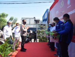 Buruh Jatim Terima Bantuan Sembako dari Kapolri