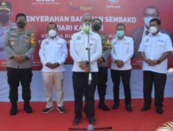 Buruh Jatim Terima Bantuan Sembako dari Kapolri