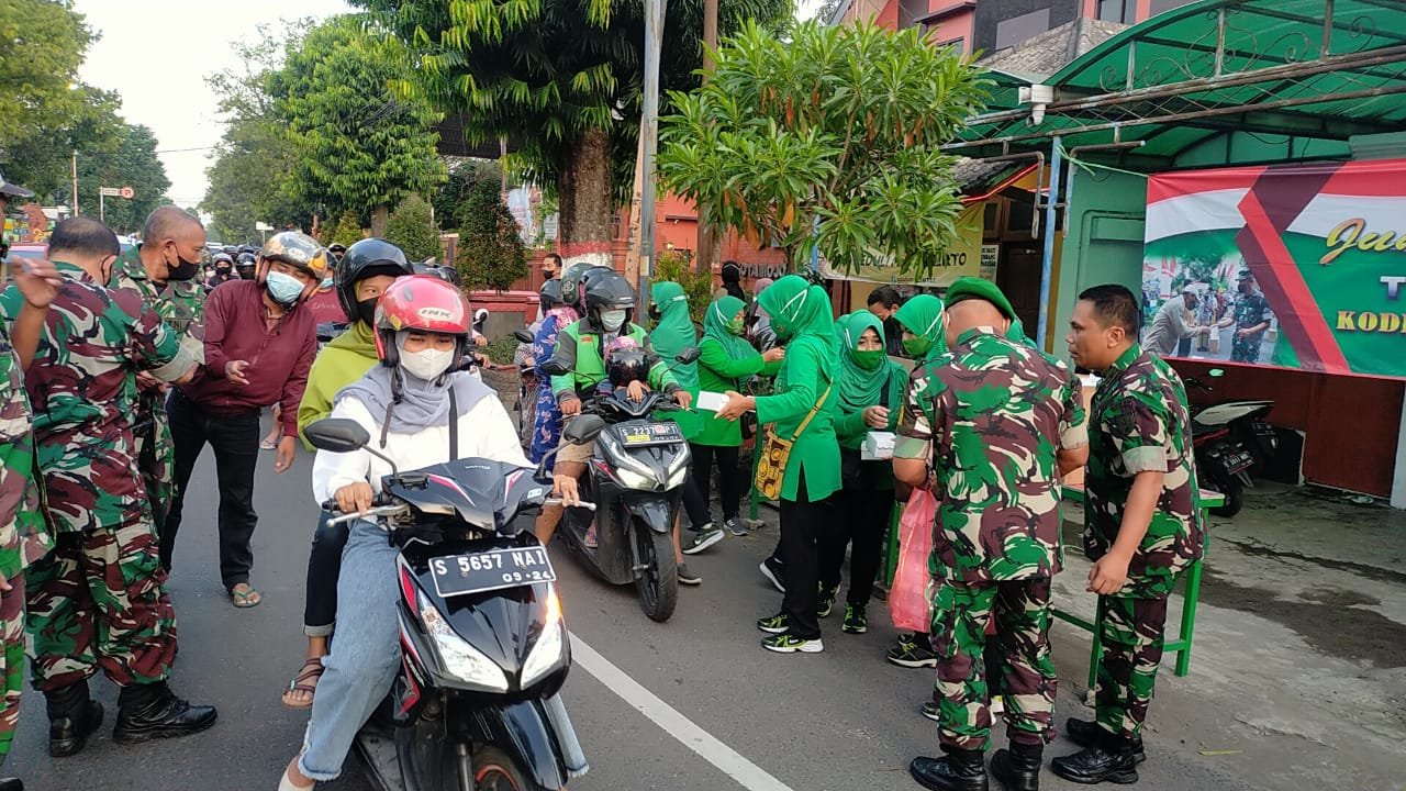 Jum'at Berkah, Kodim 0815/Mojokerto Bagikan 1.555 Paket Takjil