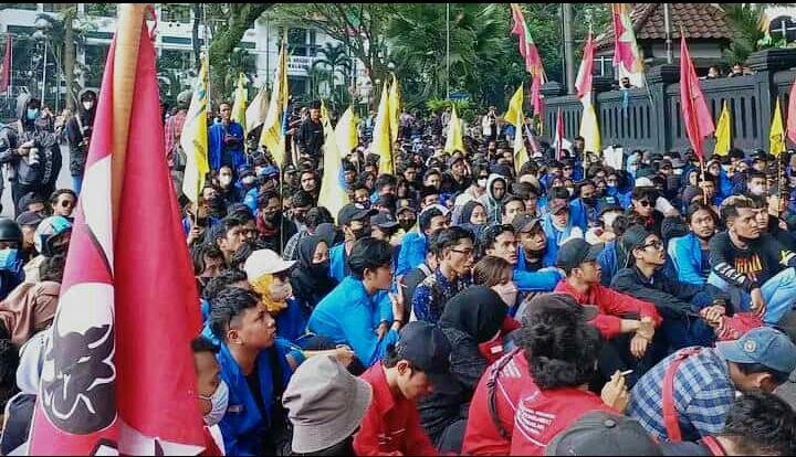 Ratusan Mahasiswa Kota Malang Tolak Pembangunan IKN, Kenaikan Minyak Goreng, BBM dan Pajak