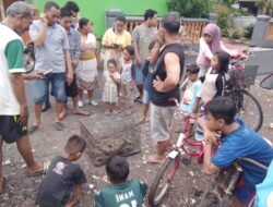 Penemuan Ular Sanca Kembang Gegerkan Warga Dusun Keputran Desa Kemantren Tulangan