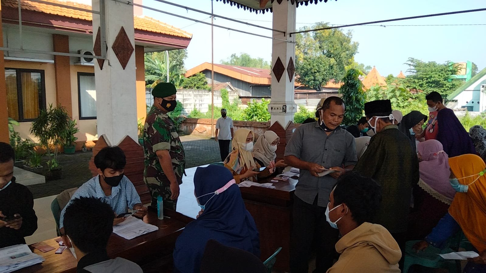 Koramil Ngoro Bersinergi Amankan Penyaluran Bansos Program Sembako Tahun 2022