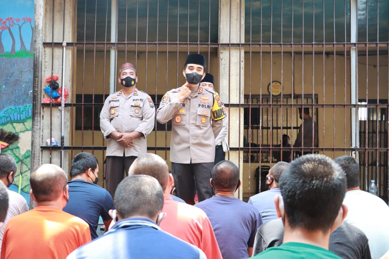 Kapolresta Mojokerto Cek Tahanan dan Beri Siraman Rohani