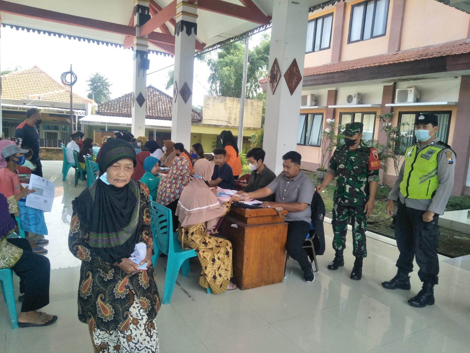 TNI-Polri Amankan Penyaluran Bansos Sembako dan Subsidi Minyak Goreng