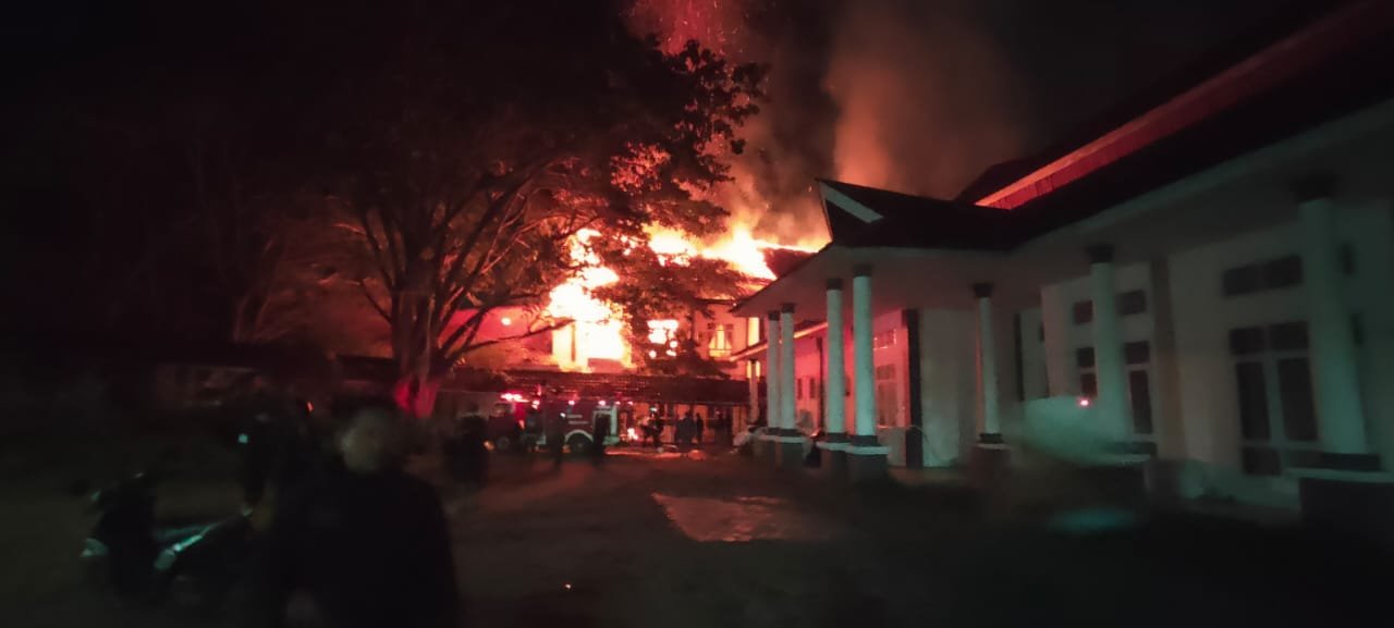 Kantor Bupati Halsel terbakar, Kodim 1509/Labuha Terjunkan Pasukan Bantu Padamkan Api