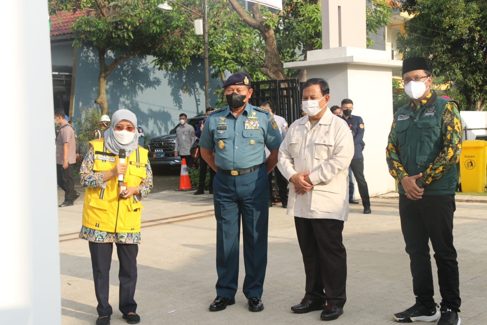 Bupati Sidoarjo dampingi Menhan Prabowo Serahkan Kunci dan Sertifikat Rumah Kepada Ahli Waris KRI Nanggala 402
