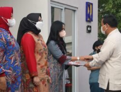 Bupati Sidoarjo dampingi Menhan Prabowo Serahkan Kunci dan Sertifikat Rumah Kepada Ahli Waris KRI Nanggala 402