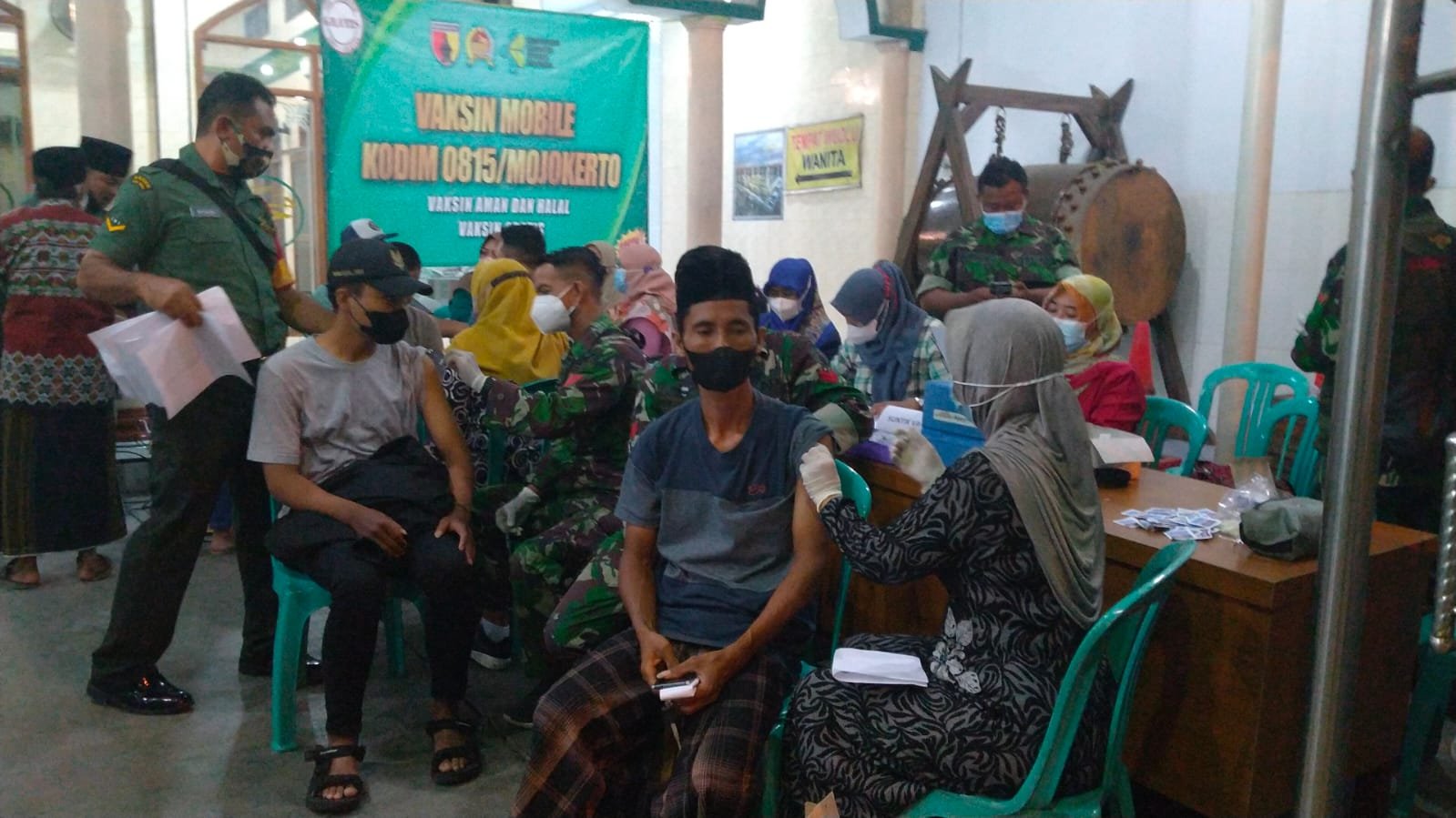 Tim Vaksinasi Kodim Mojokerto Menyapa Jamaah Masjid Baiturrahman Jetis