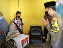 Senyum Lebar Ibu Mulyani Menerima Bantuan Kursi Roda dari Kapolresta Mojokerto