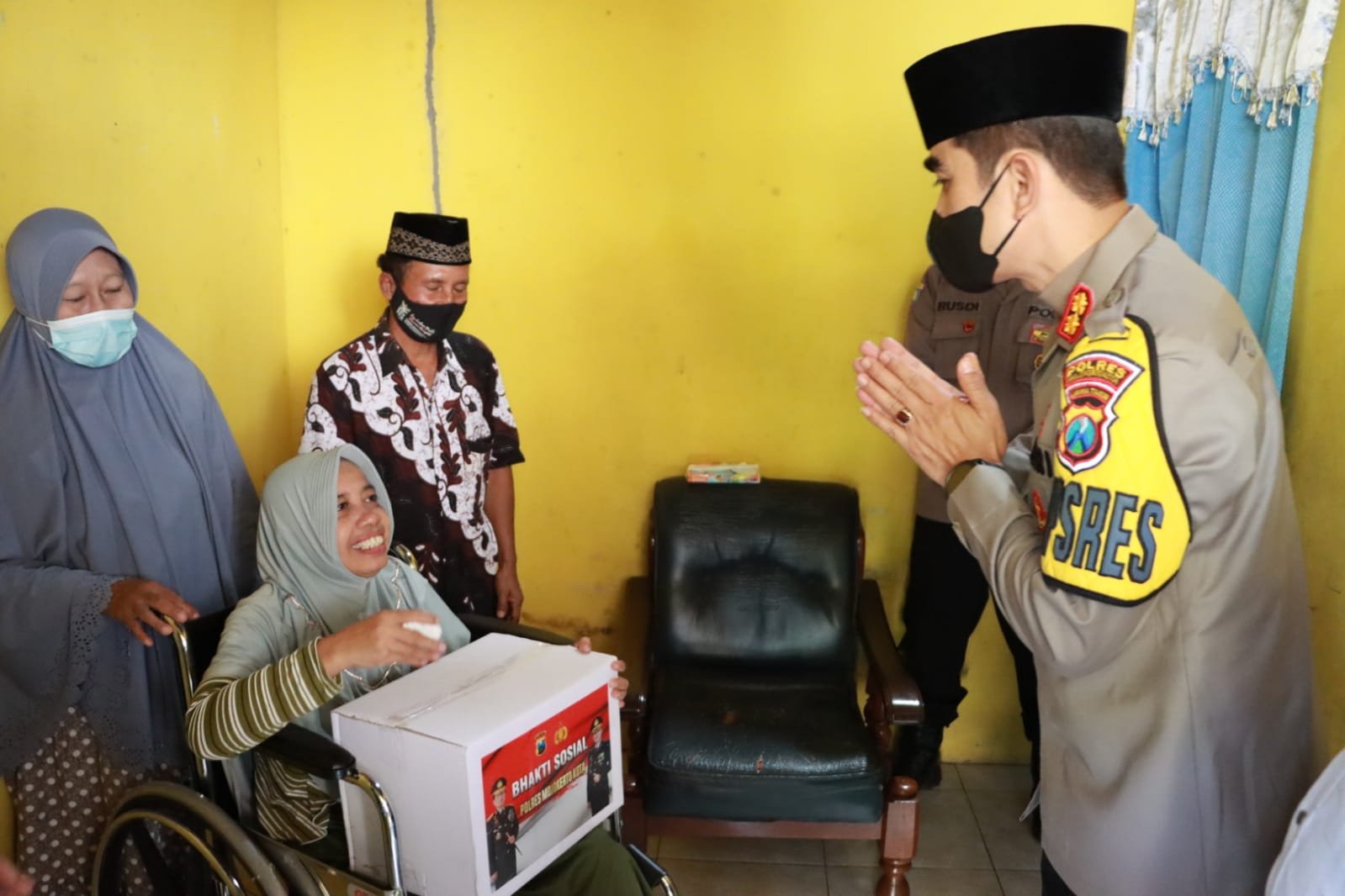 Senyum Lebar Ibu Mulyani Menerima Bantuan Kursi Roda dari Kapolresta Mojokerto