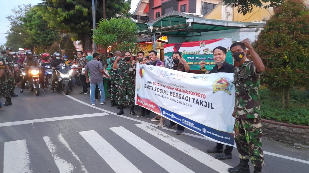Kodim 0815/Mojokerto Gandeng IMM Toyota Berbagi Takjil