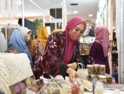 Peringati HUT ke 42, Dekranasda Sidoarjo Gelar Fashion Show dan Pamerkan Produk UMKM ke Pengunjung Mal