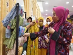 Peringati HUT ke 42, Dekranasda Sidoarjo Gelar Fashion Show dan Pamerkan Produk UMKM ke Pengunjung Mal