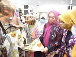 Peringati HUT ke 42, Dekranasda Sidoarjo Gelar Fashion Show dan Pamerkan Produk UMKM ke Pengunjung Mal
