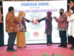 Peringati HUT ke 42, Dekranasda Sidoarjo Gelar Fashion Show dan Pamerkan Produk UMKM ke Pengunjung Mal