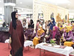 Peringati HUT ke 42, Dekranasda Sidoarjo Gelar Fashion Show dan Pamerkan Produk UMKM ke Pengunjung Mal