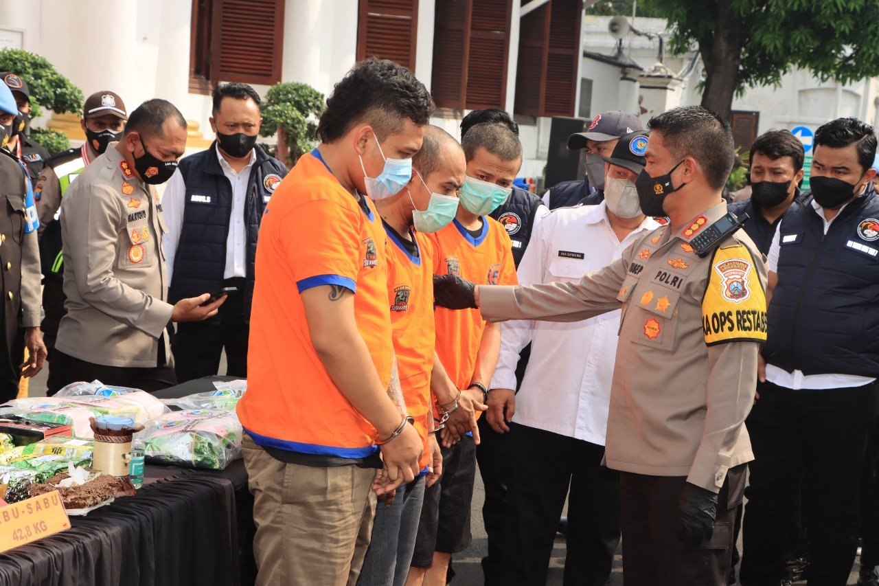 Satresnarkoba Polrestabes Surabaya Bekuk 7 Pengedar dan Amankan 42,8 Kg Sabu