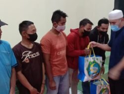 Perhutani Mojokerto Bagikan Sembako Kepada Warga Sekitar Kantor