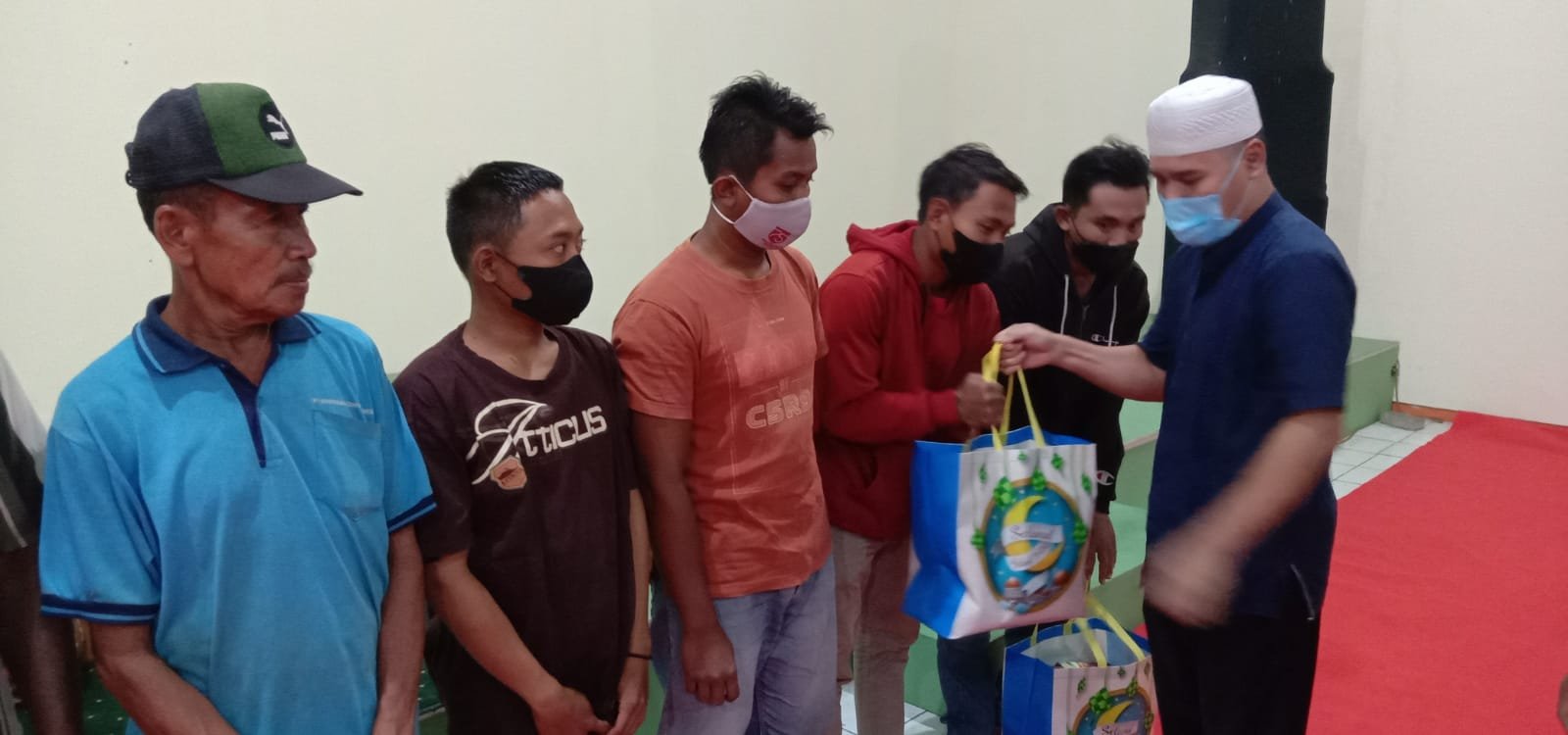 Perhutani Mojokerto Bagikan Sembako Kepada Warga Sekitar Kantor