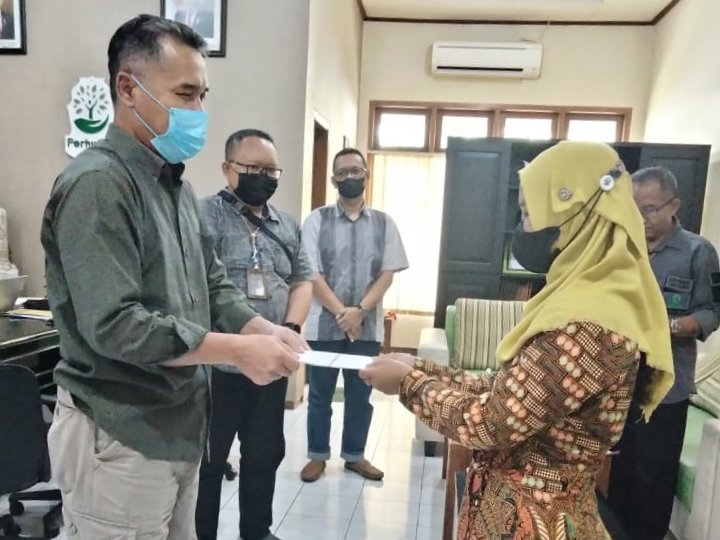 Perhutani Mojokerto Berikan THR Kepada Guru TK Tunas Rimba